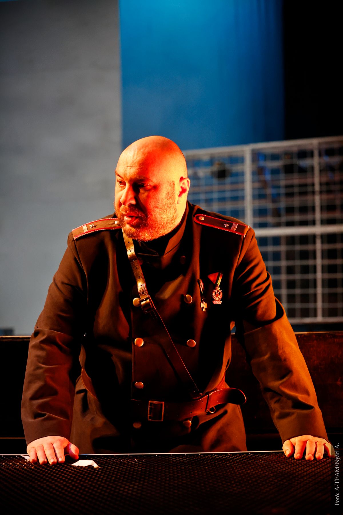 A színművész a Macbeth című darabban jelenet közben.