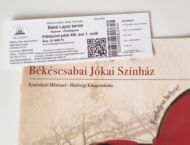 Békéscsabai Jókai Színház bérlet és műsorfüzet az asztalon.